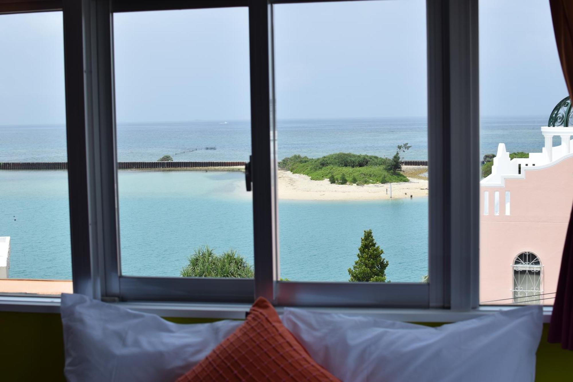 Breaky Hotel Chatan Exteriör bild