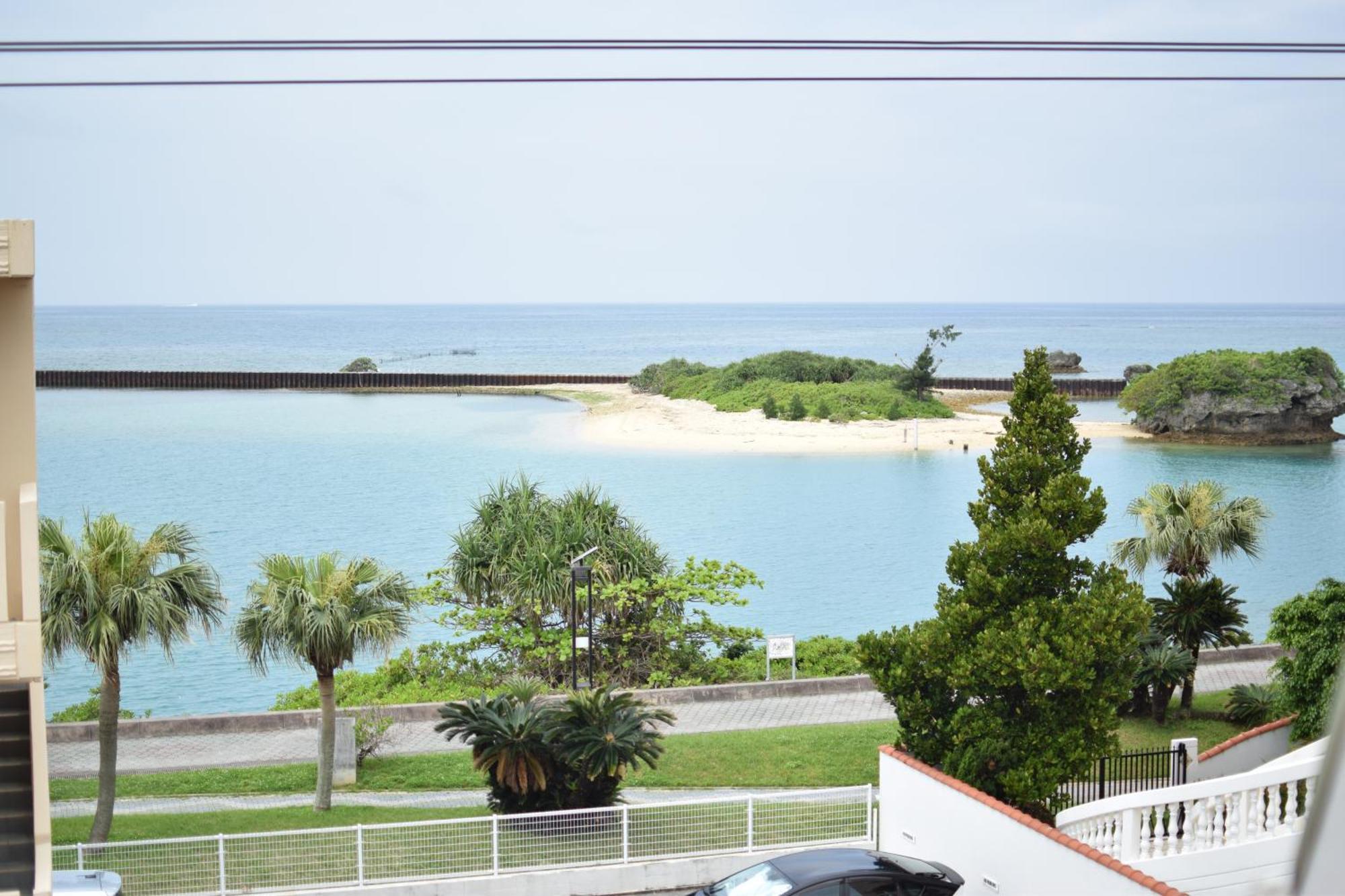 Breaky Hotel Chatan Exteriör bild